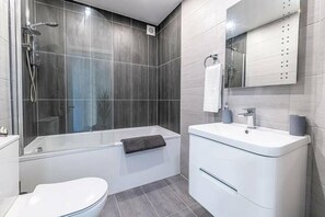 Combined shower/tub, towels