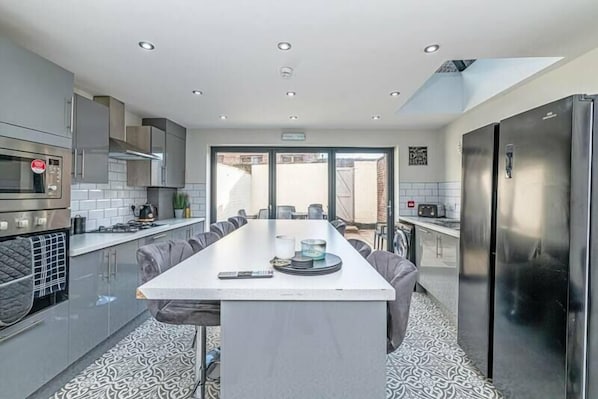 Refrigerador, microondas, horno, placa de cocina