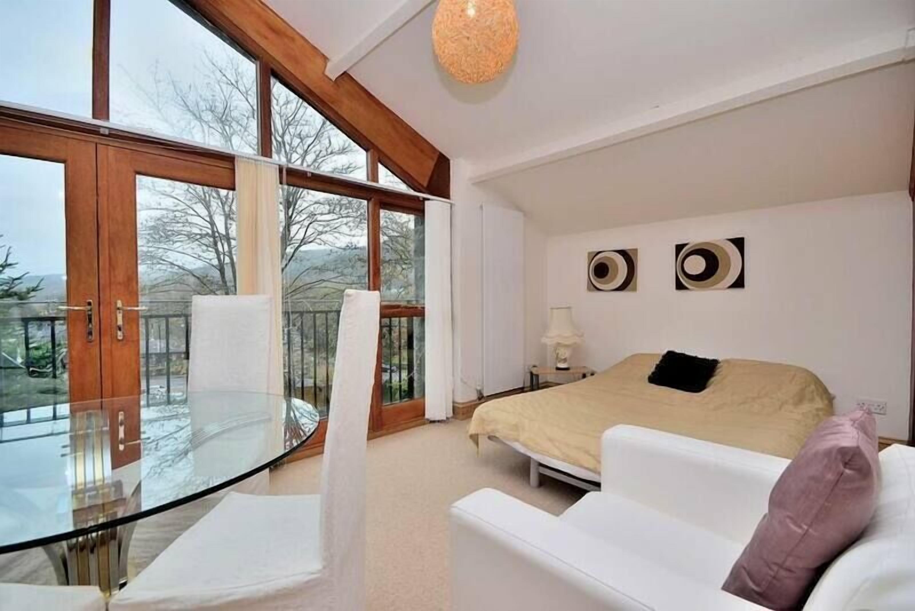 5 bedrooms, free WiFi, bed sheets, wheelchair access