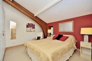 5 bedrooms, free WiFi, bed sheets, wheelchair access