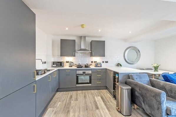 Kjøleskap, mikrobølgeovn, ovn og kokeplater