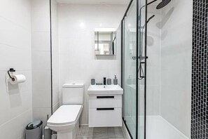 Een douche, handdoeken