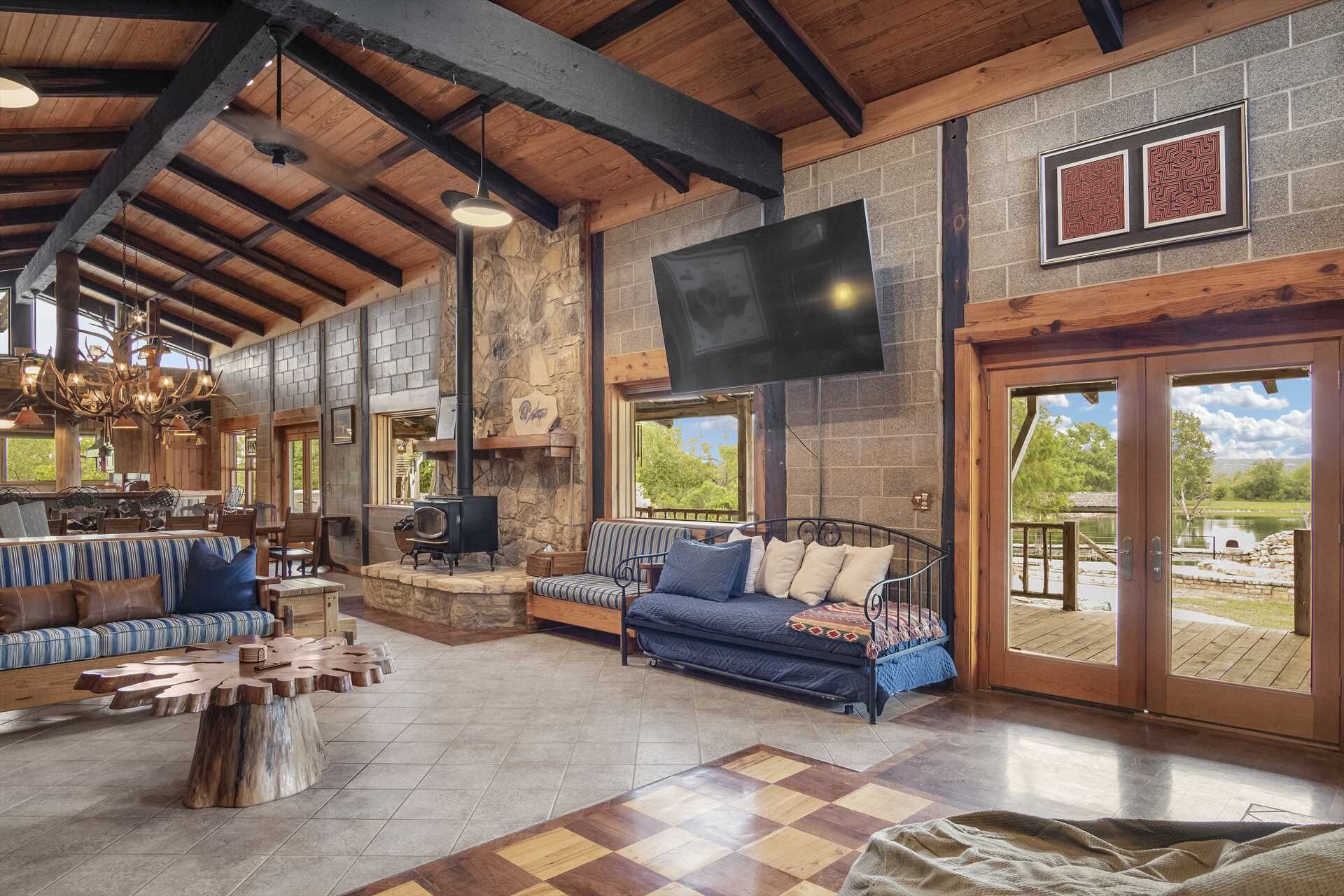 Télévision, cheminée, chaîne hi-fi