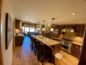 Fridge, microwave, oven, stovetop - The Ultimate in Slopeside Family Fun! Ski In/Out, Hot Tub, Fireplace, Parking. (Crested Butte)