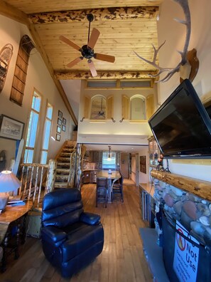 TV, computer monitors - The Ultimate in Slopeside Family Fun! Ski In/Out, Hot Tub, Fireplace, Parking. (Crested Butte)