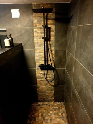 Shower, towels - le Domaine - Autun - Gîte (AUTUN)