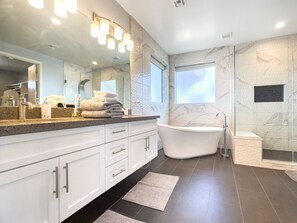 Hair dryer, towels - Luxury Retreat with Jacuzzi and Backyard Oasis (Phoenix)