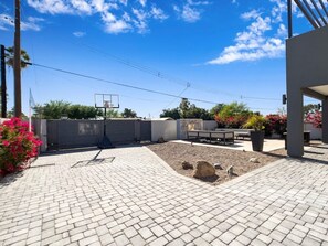 Outdoor dining - Luxury Retreat with Jacuzzi and Backyard Oasis (Phoenix)