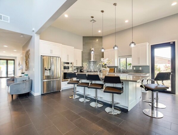 Refrigerador, microondas, horno y parrilla de estufa