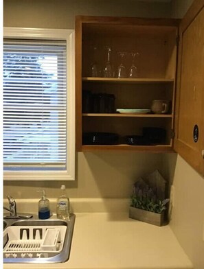 Een koelkast, een microgolfoven, een koffiezetapparaat/waterkoker