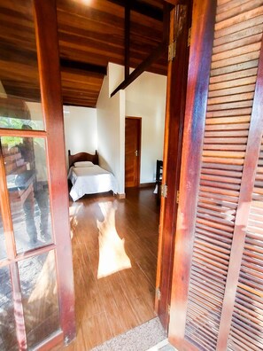 Chalet Tradition | Bureau, espace de travail pour ordinateur portable, lit parapluie