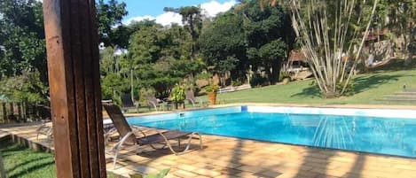 Una piscina al aire libre