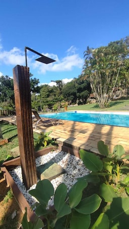 Una piscina al aire libre