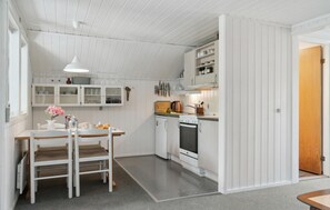 Refrigerador, parrilla de estufa y cafetera y tetera 
