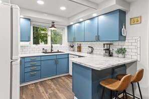 冰箱、微波炉、烤箱、炉灶