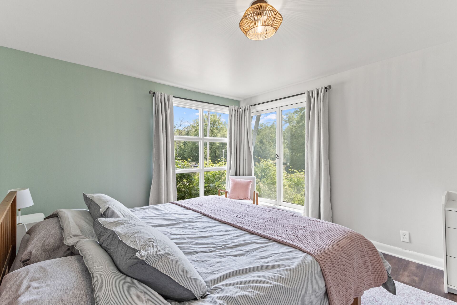 5 bedrooms, WiFi, bed sheets