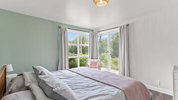 5 bedrooms, WiFi, bed sheets