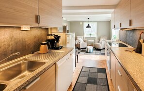 Kühlschrank, Geschirrspüler, Wasserkocher mit Kaffee-/Teezubehör