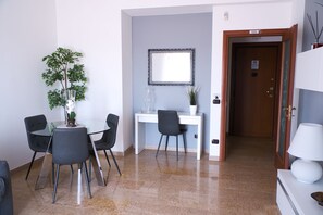 Dining - A few minutes from Villa Pamphili, elegant panoramic apartment. (Roma)
