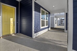 Property grounds - Modern, family friendly 3BR/2BR (Krugerville)