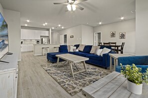 Living area - Modern, family friendly 3BR/2BR (Krugerville)