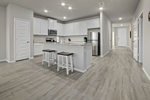 Private kitchen - Modern, family friendly 3BR/2BR (Krugerville)