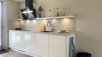 Een koelkast, een vaatwasser