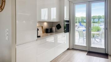 Een koelkast, een vaatwasser