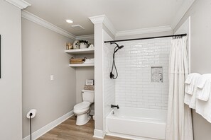 Towels, soap, shampoo, toilet paper - Classic-contemporary Bungaleaux in a prime location, your home away from home. (Baton Rouge)
