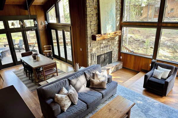 Smart TV, chimenea, reproductor de DVD, mesa de ping pong