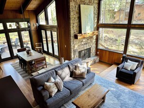 Smart-TV, Kamin, DVD-Player, Tischtennisplatte