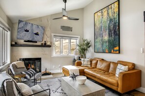 Smart-TV, Kamin, Stereoanlage