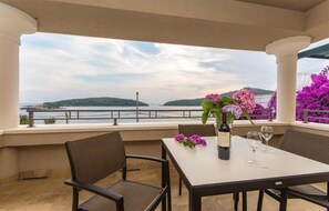 Outdoor dining - 1 bedroom gorgeous apartment in Molunat (Molunat)