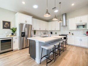 Fridge, microwave, oven, stovetop - Modern Desert Haven: Golf &amp; Mountain Views (Phoenix)