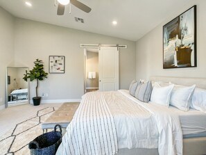 4 bedrooms, iron/ironing board, Internet, bed sheets - Modern Desert Haven: Golf &amp; Mountain Views (Phoenix)