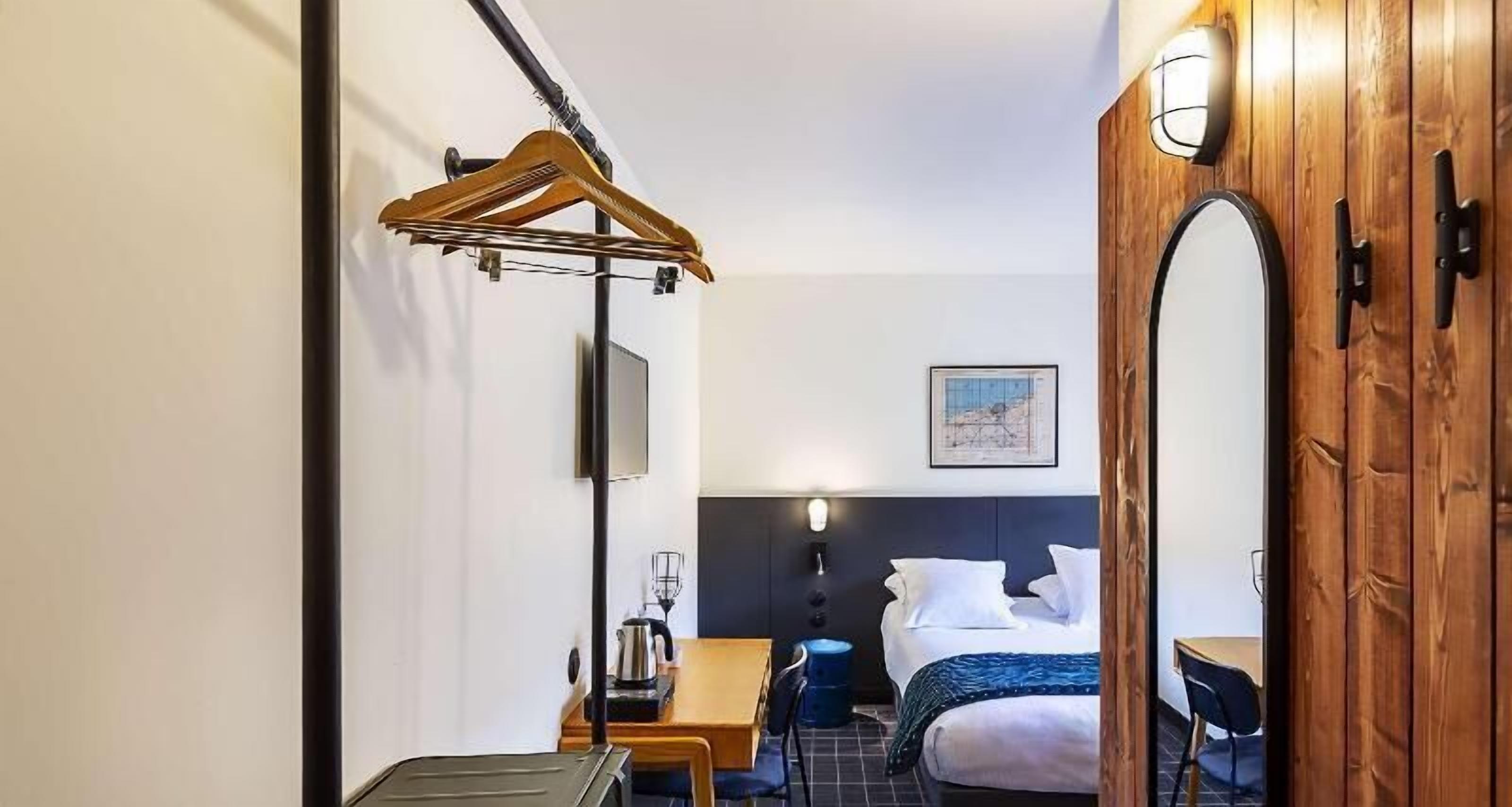 Caja de seguridad en la habitación y escritorio 