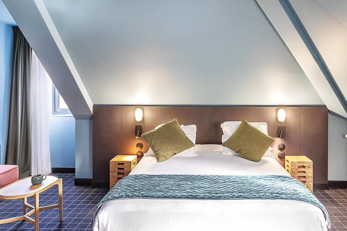 Caja de seguridad en la habitación y escritorio