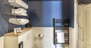 Habitación Confort, 1 cama Queen size, para no fumadores, cocineta | Baño | Amenidades de baño gratuitas, secadora de cabello, toallas, jabón