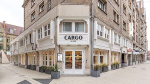 A building with a white facade and a sign reading "CARGO LE CAFÉ". - Best Western Plus Hotel Cargo (Dunkirk)