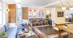 Desayuno buffet diario (EUR 15 por persona)