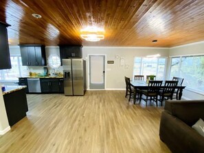 Interior - Cozy Lake View Experience (Klamath Falls)