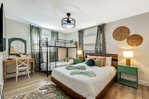 4 Schlafzimmer, Schreibtisch, Bügeleisen/Bügelbrett, Reisekinderbett