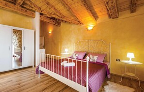 5 bedrooms, in-room safe, iron/ironing board, travel crib