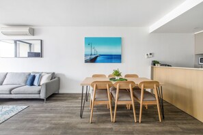 Dining - Lovely 2 BDR Parking Pool Gym Near Beach (Port Melbourne)