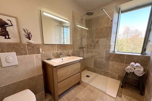 Double Room, Ensuite, Garden View | Bathroom | Shower, rainfall showerhead, hair dryer, towels - Le Moulin Dumas (Grignan)