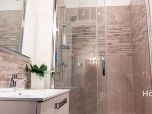 Shower, free toiletries, hair dryer, towels - "Les Effrontés" *** Louis Blanc, Charming Apartment (Limoges)