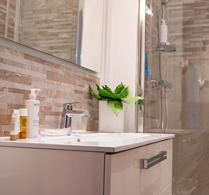 Shower, free toiletries, hair dryer, towels - "Les Effrontés" *** Louis Blanc, Charming Apartment (Limoges)
