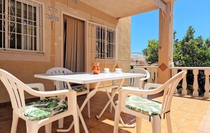 Outdoor dining - Beautiful home in Torrevieja with swimming pool (Torrevieja)