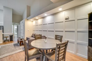 Dining - 16 Mi to DIA: Townhome w/ Fireplace in Aurora (Aurora)