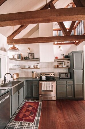 Private kitchen - Cabin on the Rocks (Sulphur)